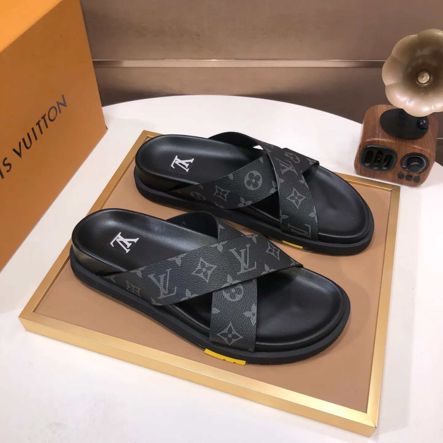 Men's shoes 💰400💰 [Louis Vuitton LV slippers] (high-end cowhide) counter 1:1 fashion style, a must-have for summer! The designer used LV’s iconic outsole. The original simple slippers instantly become fashionable! The upper is made of flexible special cowhide leather straps alternately, and the workmanship is exquisite! A must-have for stylish men in summer, size 38-45 (45 customized)
